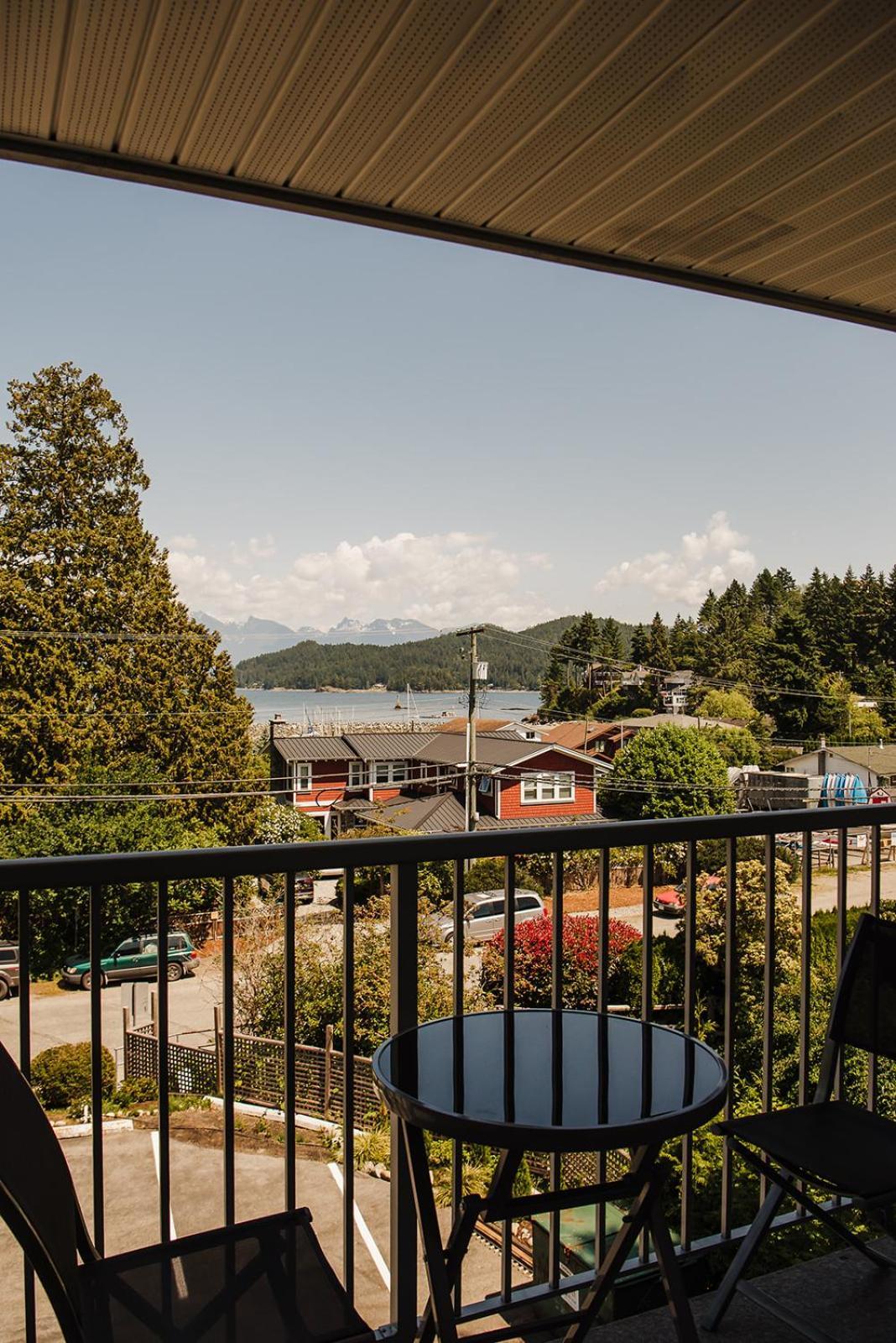 Gibsons Landing Inn Екстер'єр фото